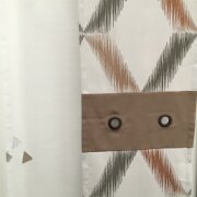 Musterfenster aus 1 Schal 1 Store 2 Fl&auml;chen Kissen Streifen braun grau wei&szlig;