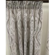 Musterfenster aus 1 Dekoschal und 1 Fläche Ornamente weiß schlamm, Höhe 2,38 m