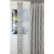 Musterfenster aus 1 Dekoschal und 1 Fläche Ornamente weiß schlamm, Höhe 2,38 m